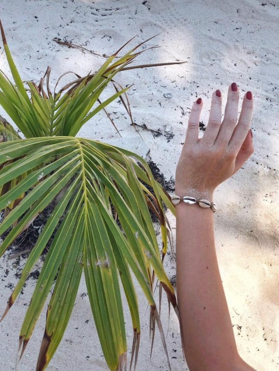 Shell bracelet with gold or silver shells