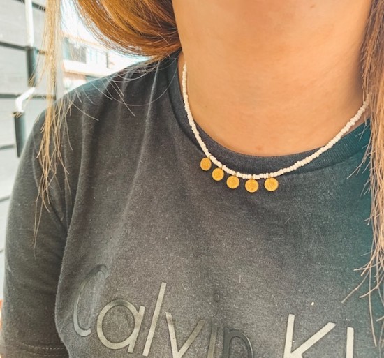 White necklace with 5 coins gold